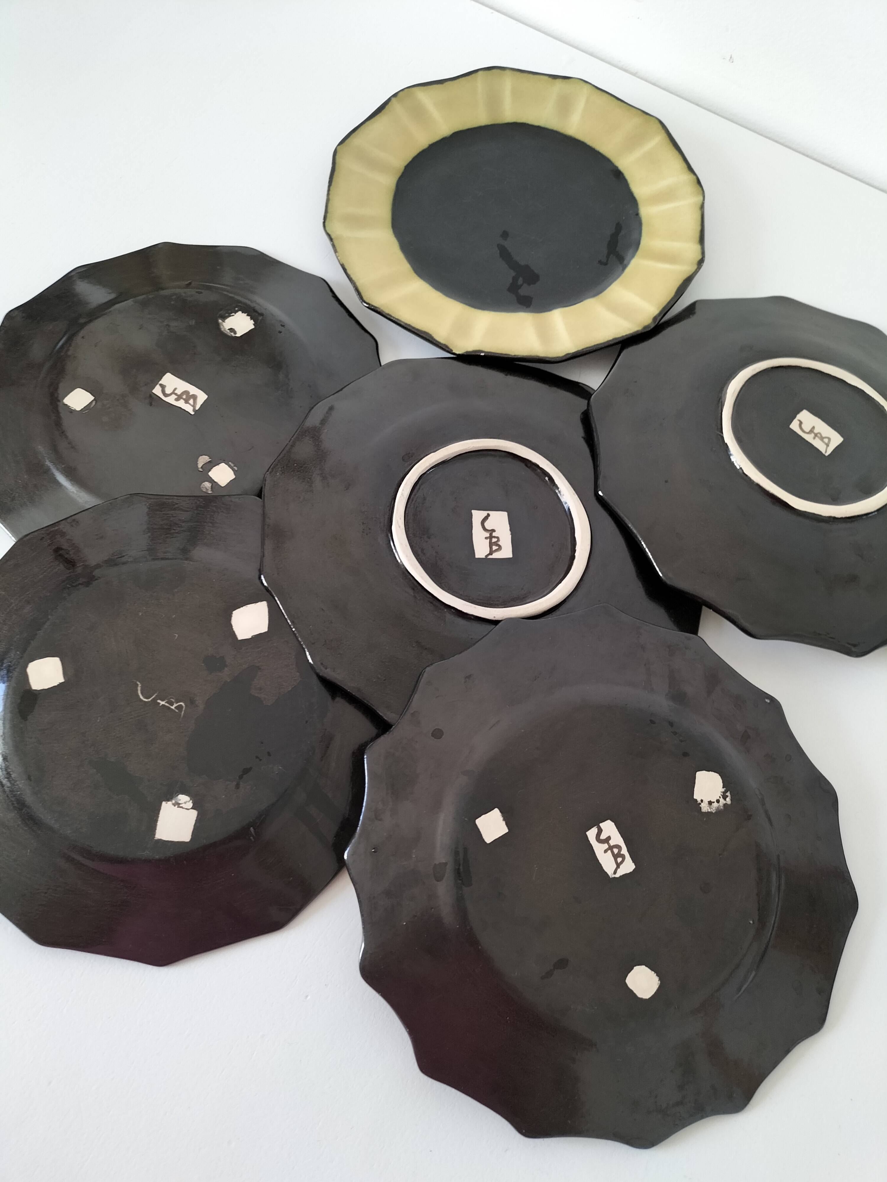 6 ceramic dessert plates shaped like a sunflower, signed CB.
