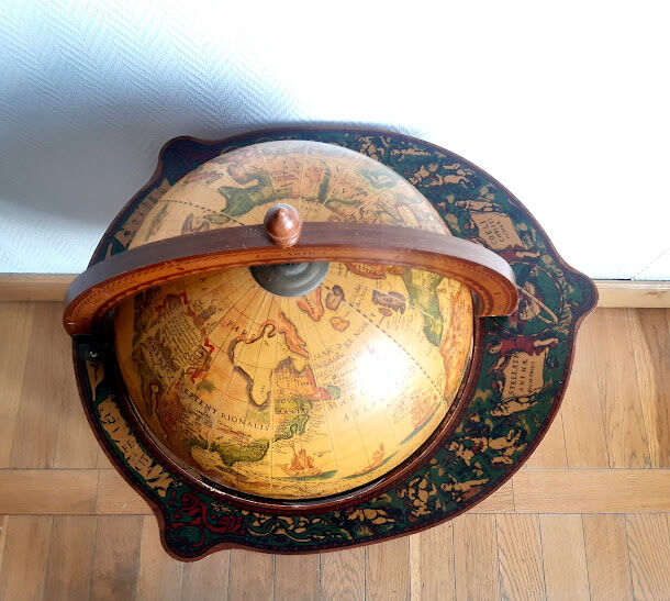 Vintage world map bar