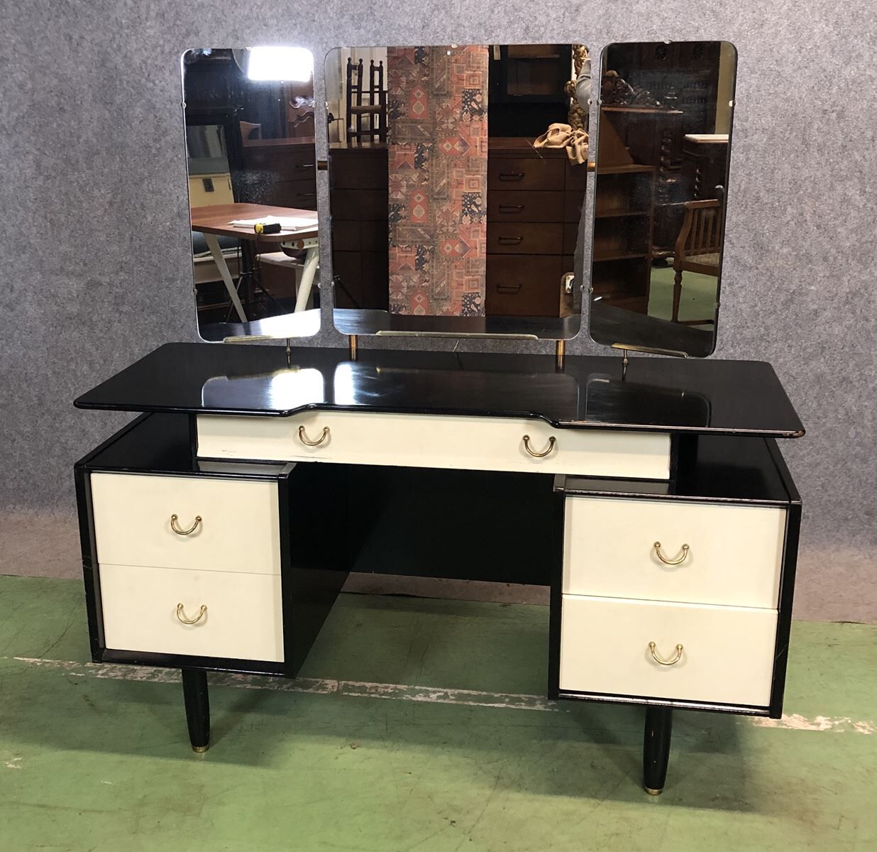 Hairdresser G Plan 70s - black and white patina