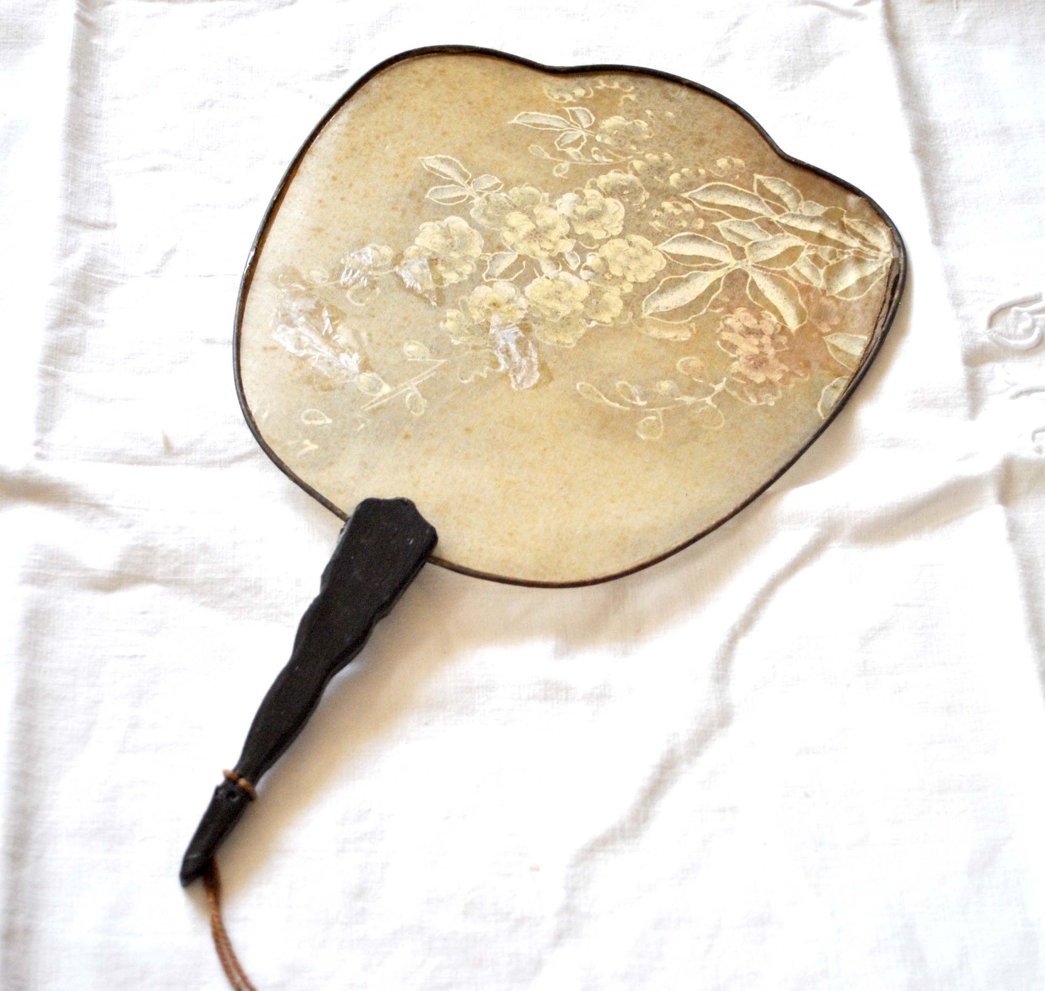 Antique fan - hand screen in painted silk and black wood - white flowers 19th century