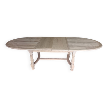 Renovated extendable oval table in solid oak.