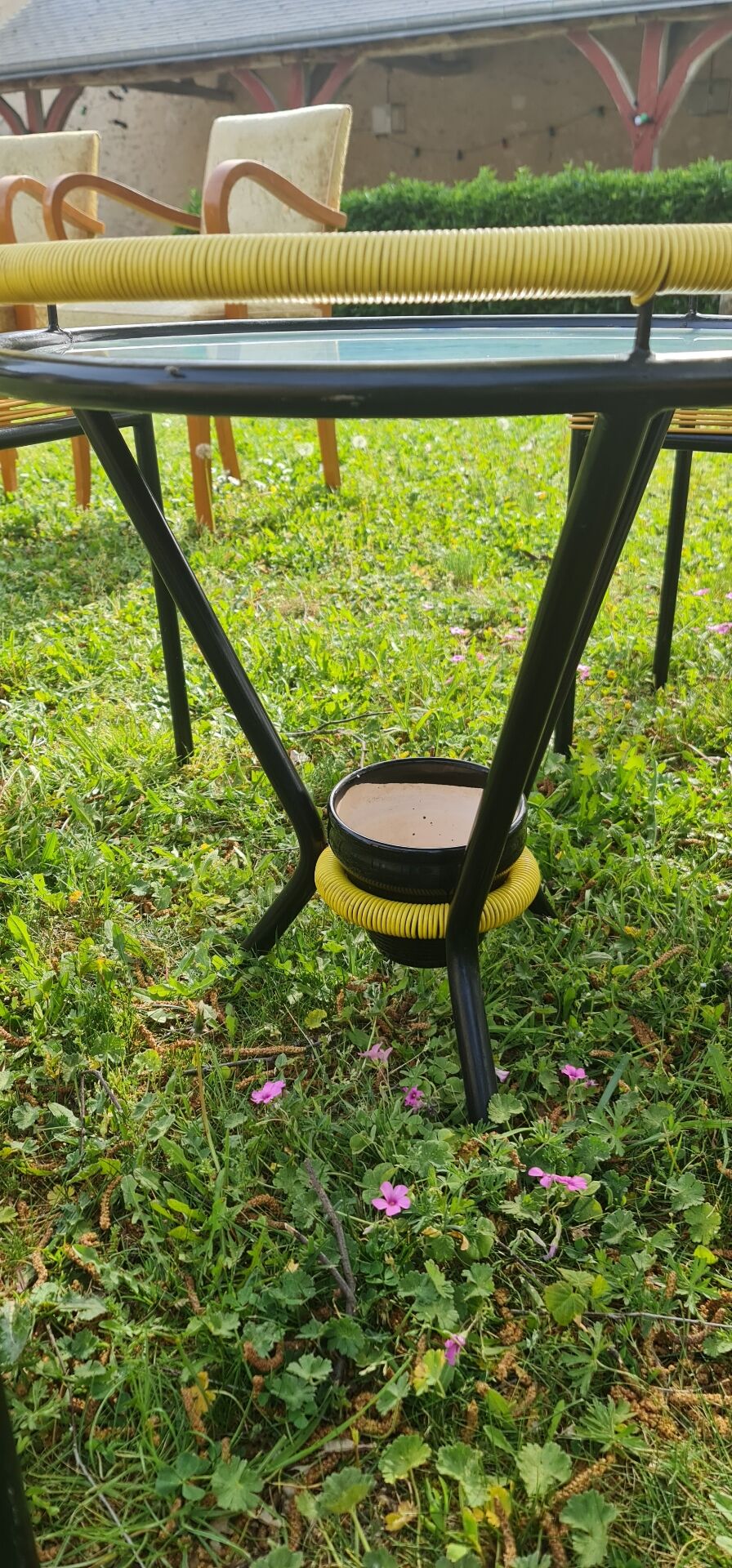 Salon de jardin comprenant table basse ronde en scoubidou et 4 tabourets assortis