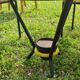 Salon de jardin comprenant table basse ronde en scoubidou et 4 tabourets assortis