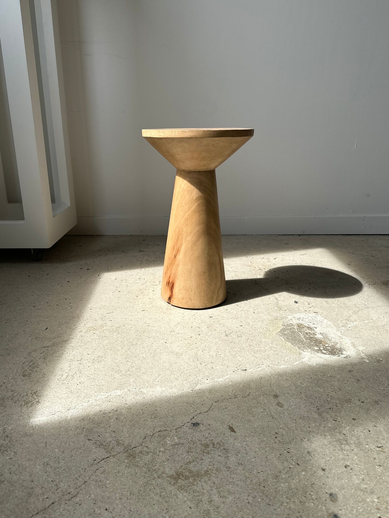 Side table, end of sofa in natural mango monoxyl conical tray H:50cm