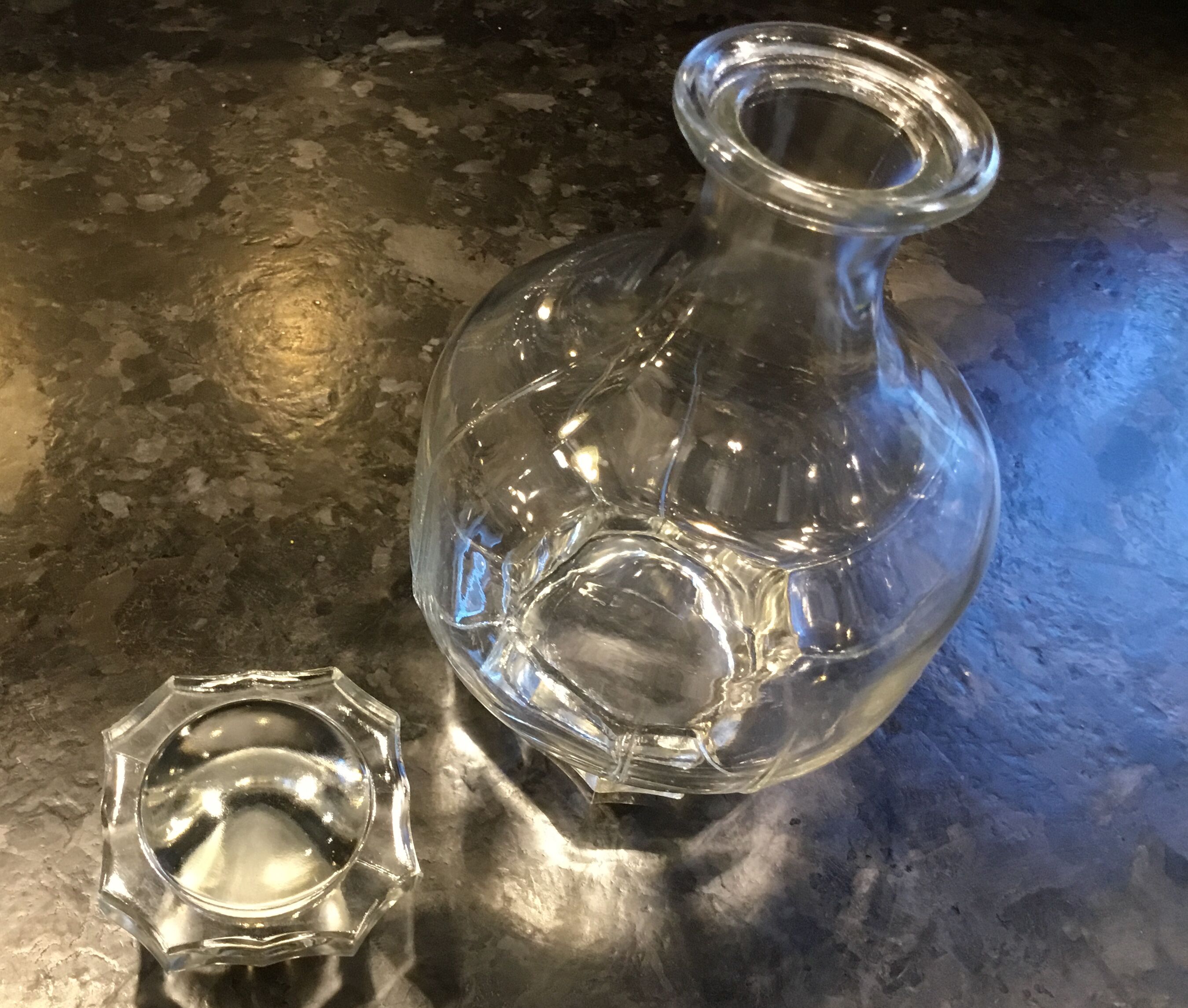 Carafe art deco en verre avec bouchon