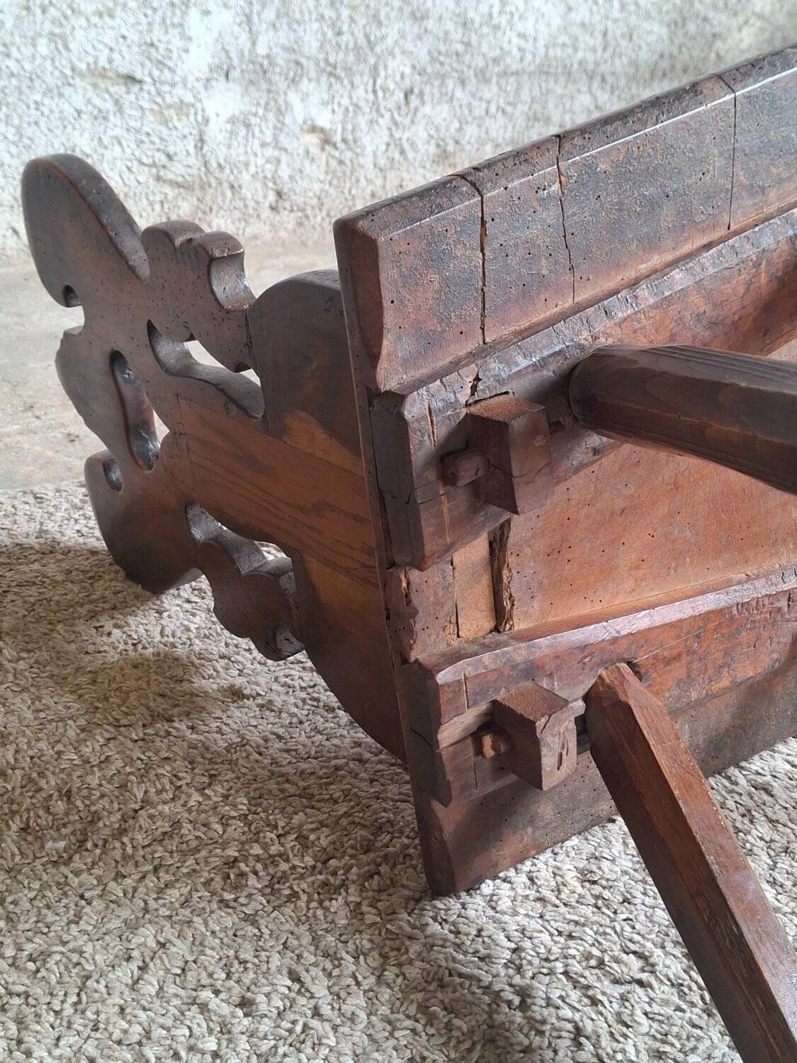 Chaise paysanne alpine sculptée datée 1814 – bois massif