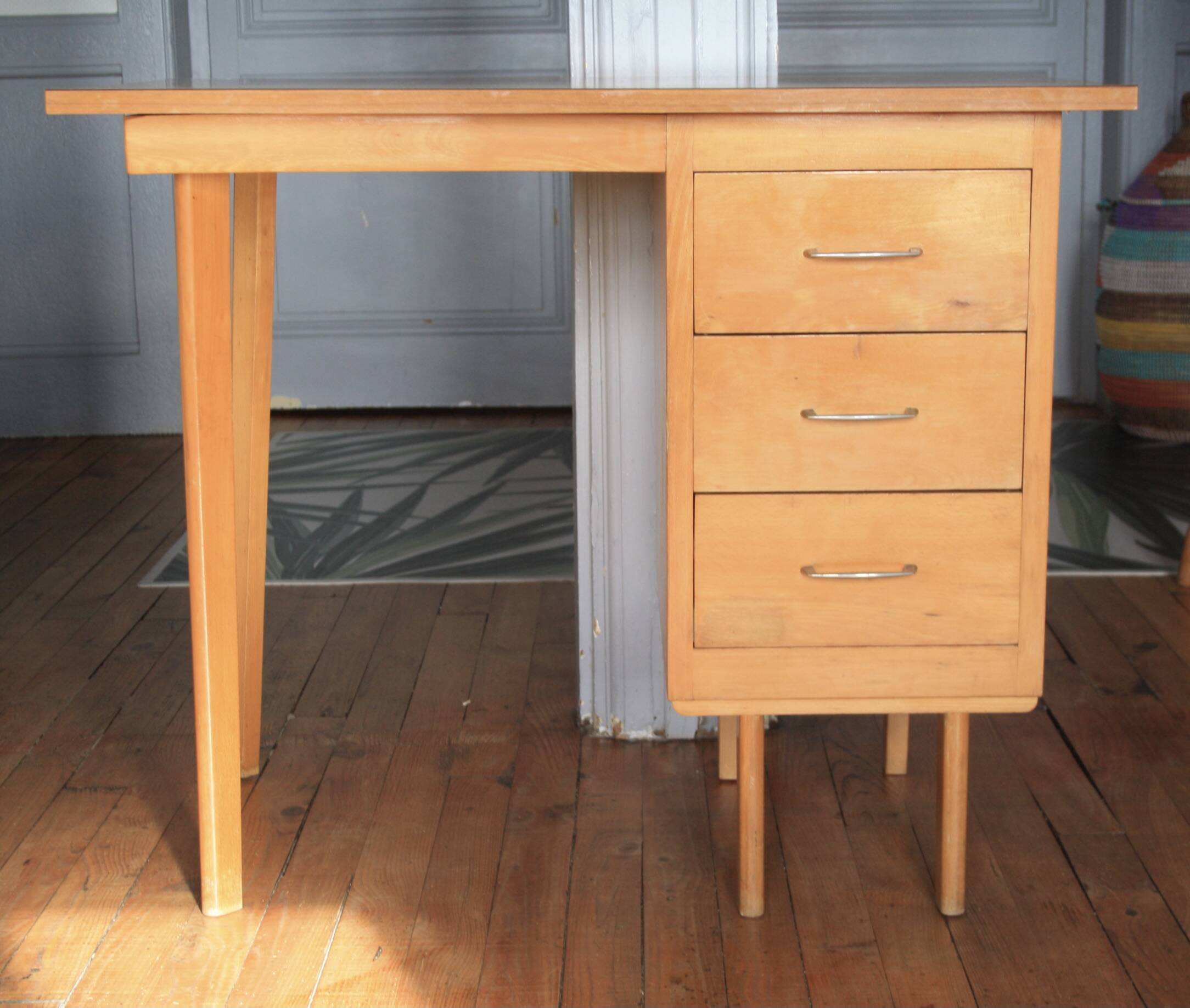 Bureau en bois pieds compas