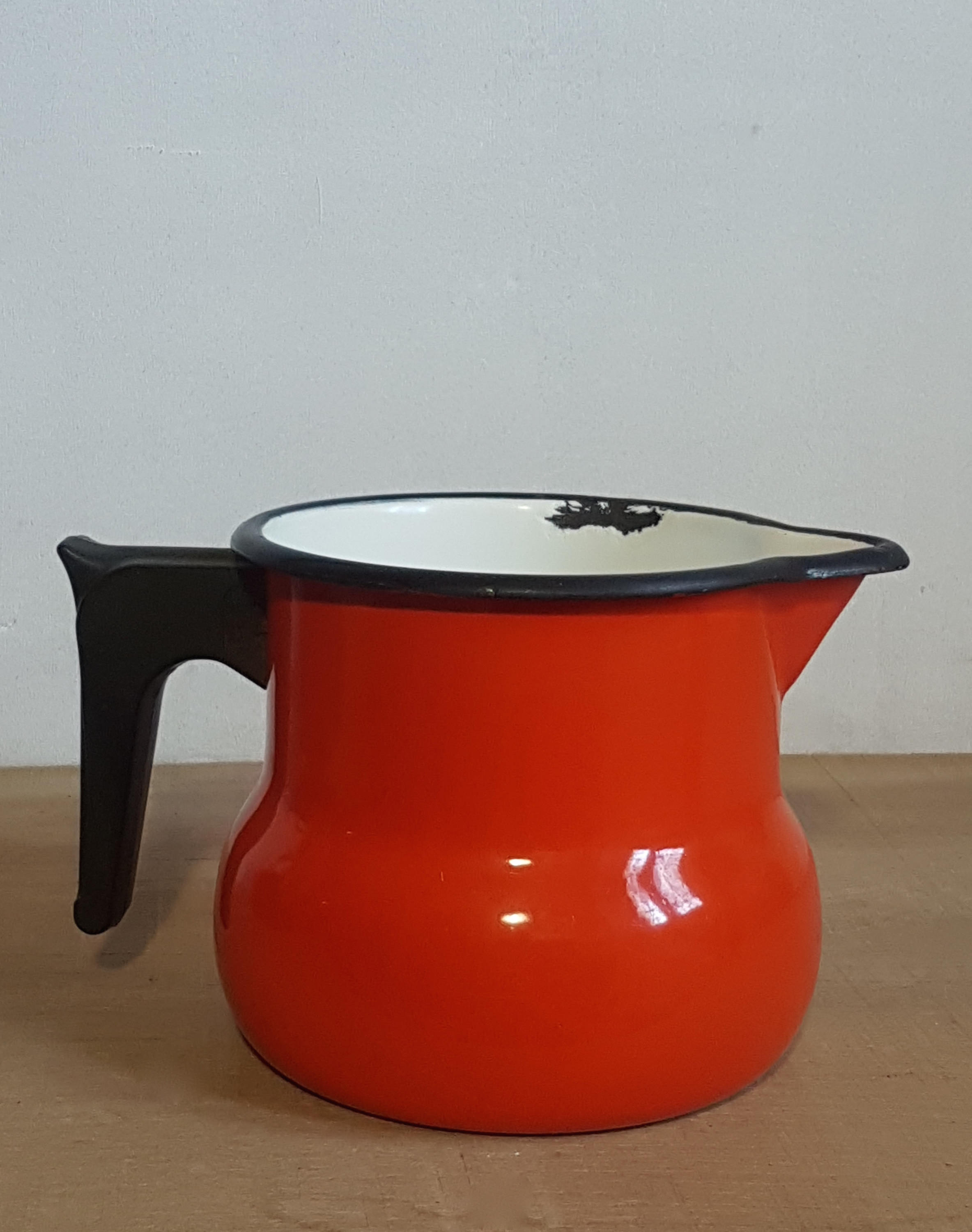 Set of enamelled coffee pots