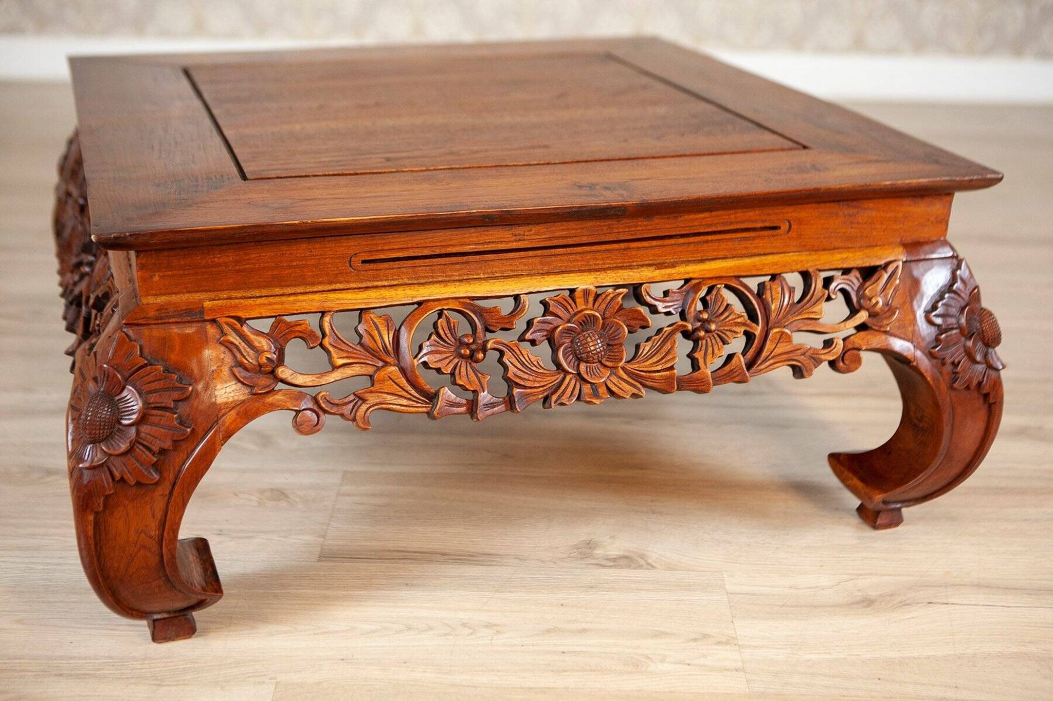 Table basse en chêne richement décorée, années 1950