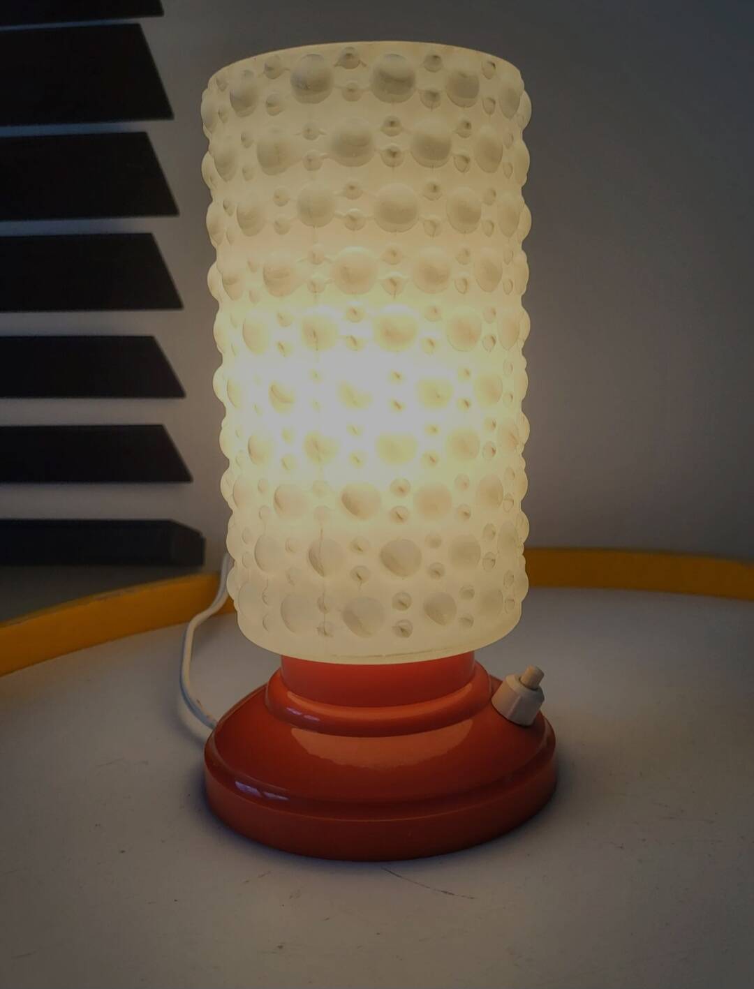 Vintage tafellamp met oranje kunststof voet en glazen kapje uit de jaren 60