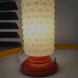 Vintage tafellamp met oranje kunststof voet en glazen kapje uit de jaren 60