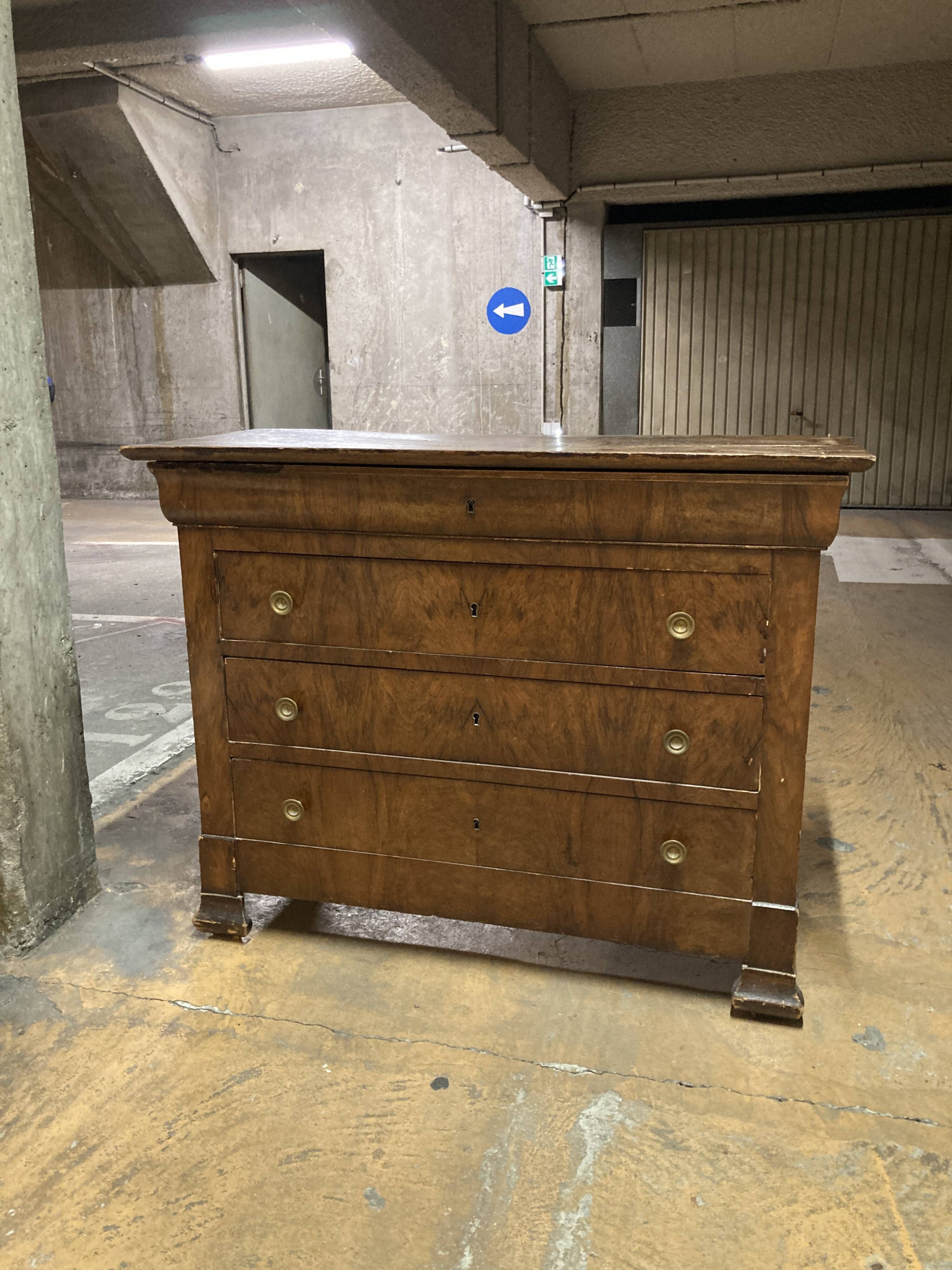 Commode de style Empire en bois de placage flammé
