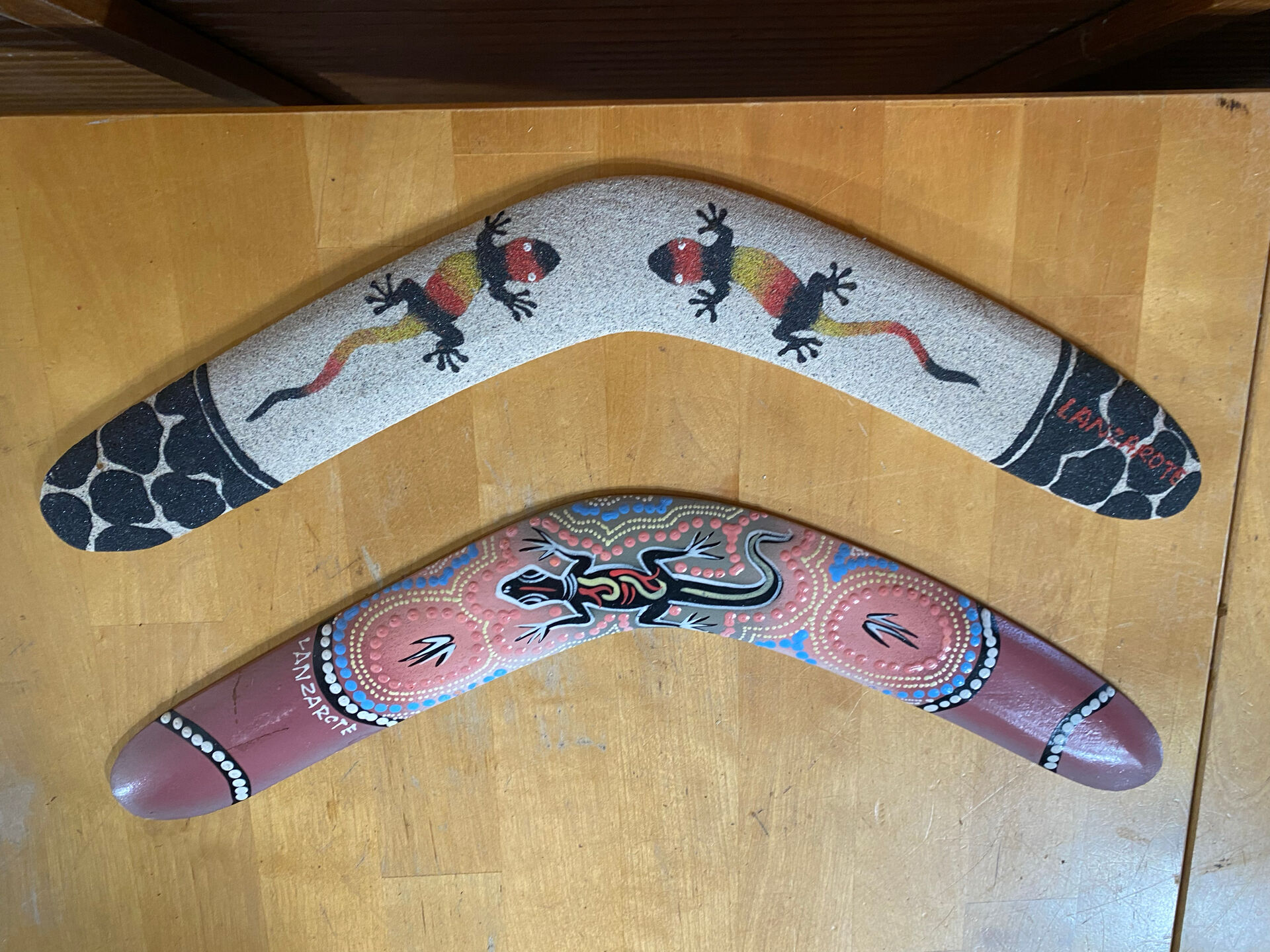 Paire boomerangs lanzarote bois peint lézards aborigène vintage