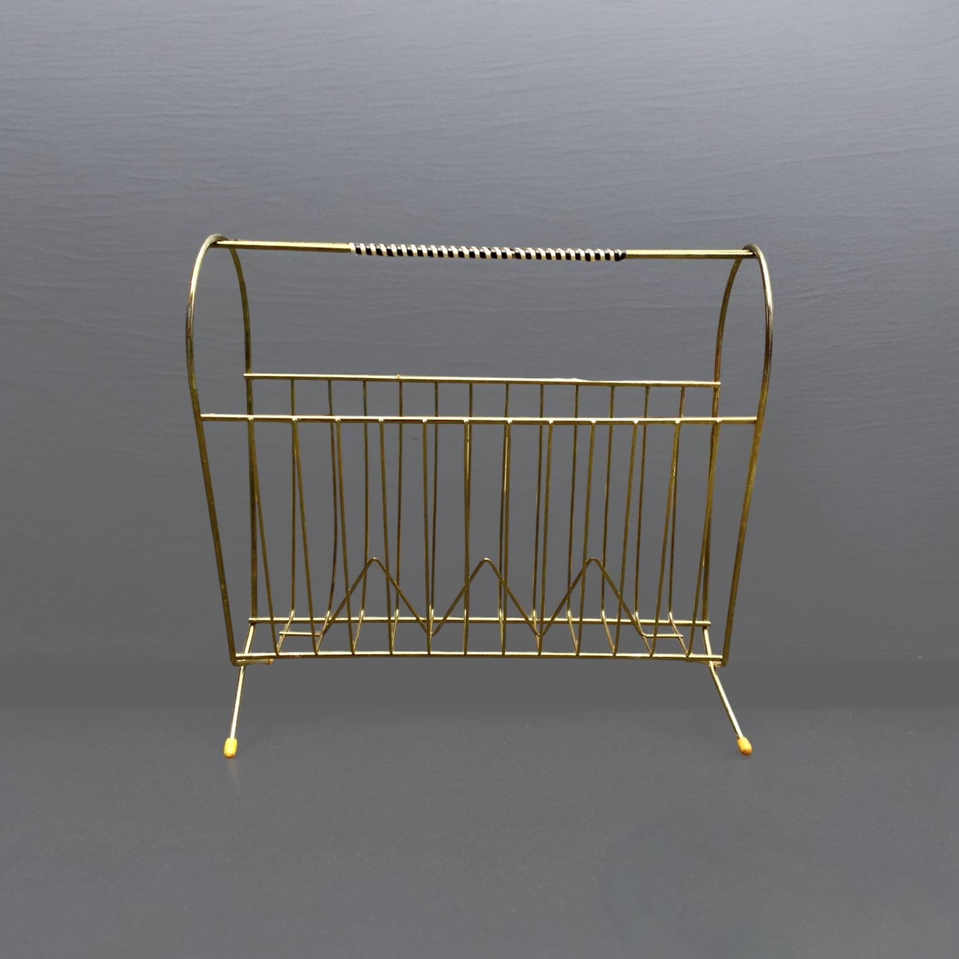 50s magazine rack in brass and scoubidou