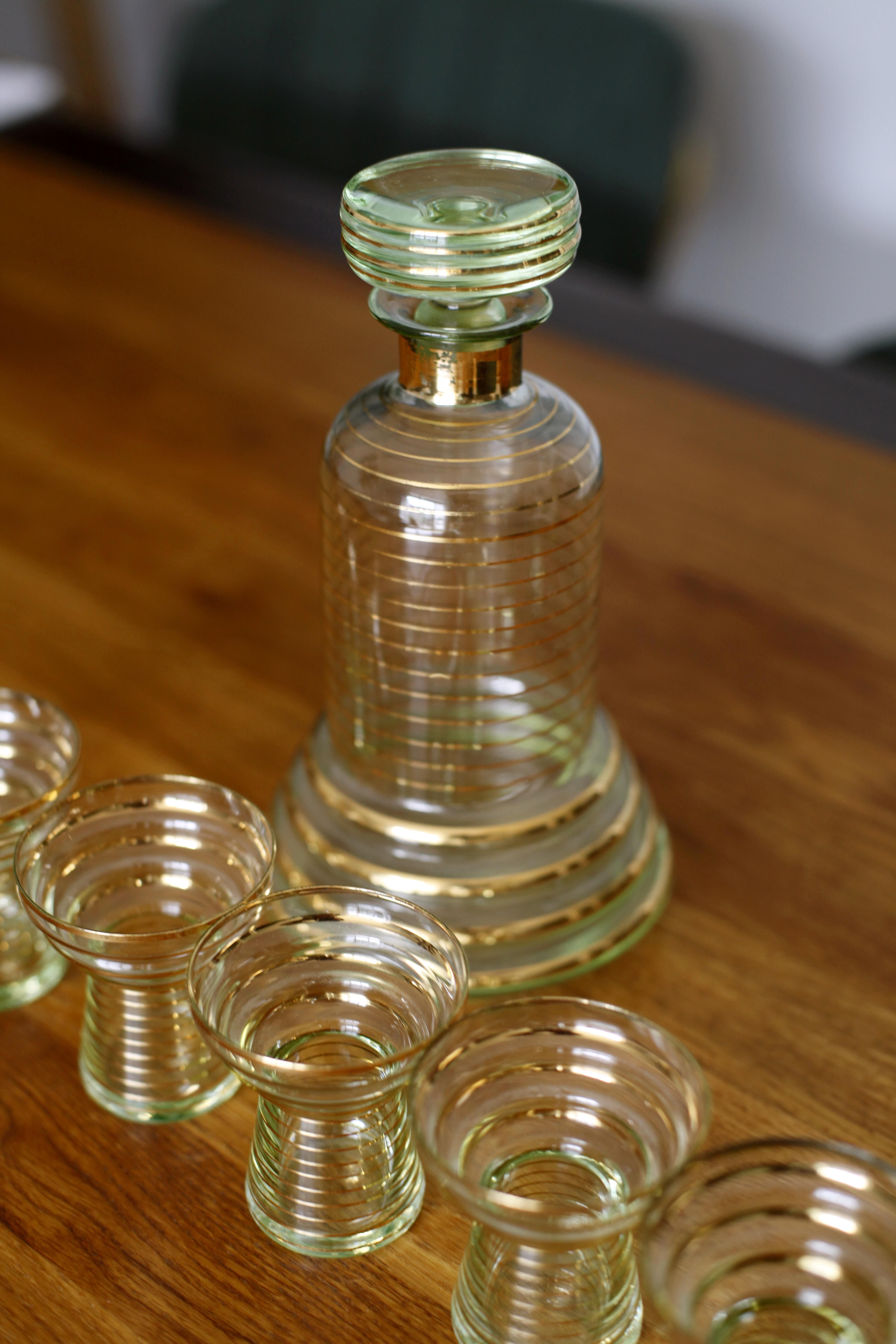 Carafe and its 6 gatsby style glasses