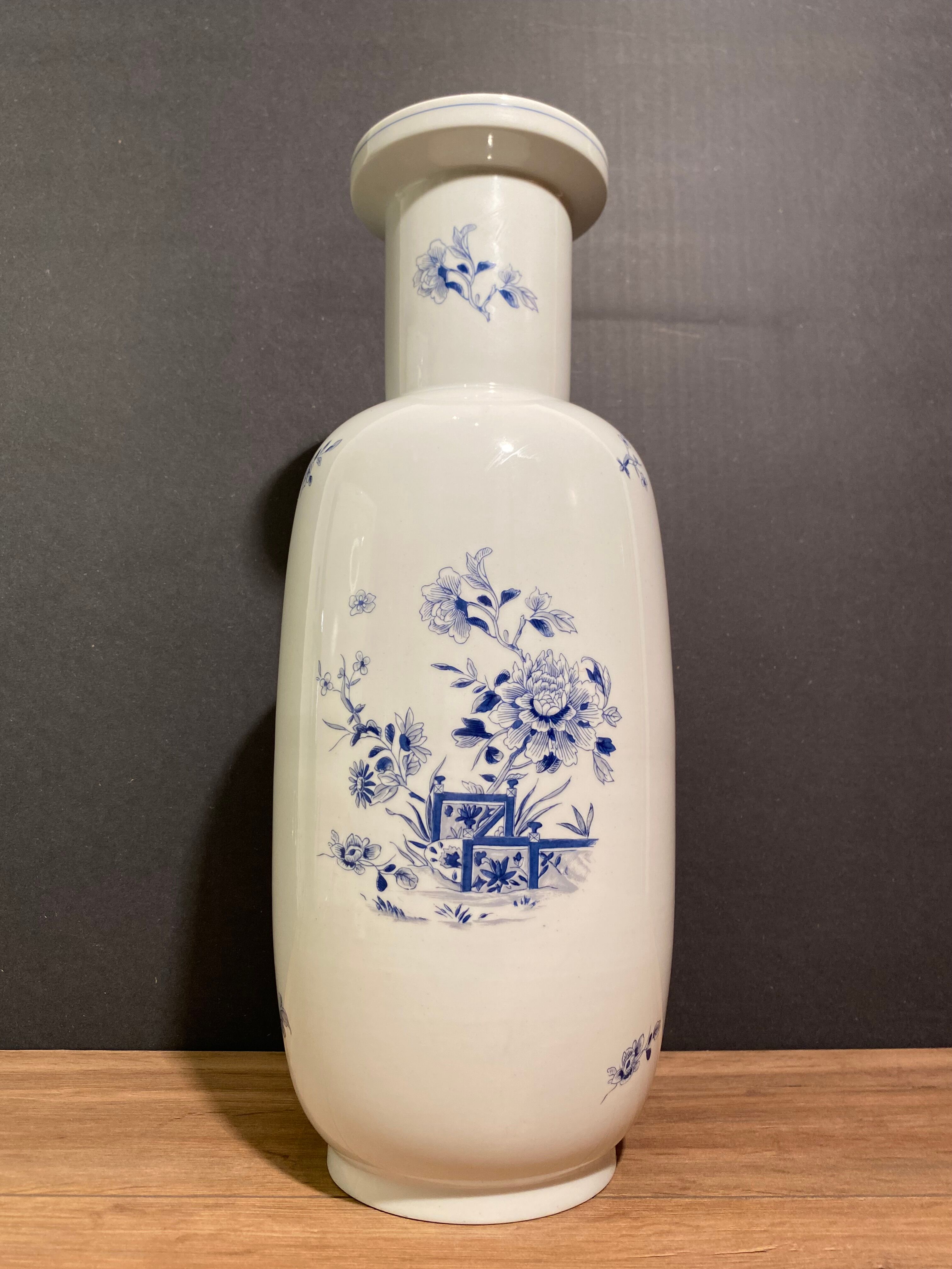 Large vase with Far Eastern porcelain decoration from Portugal Vista Alegre