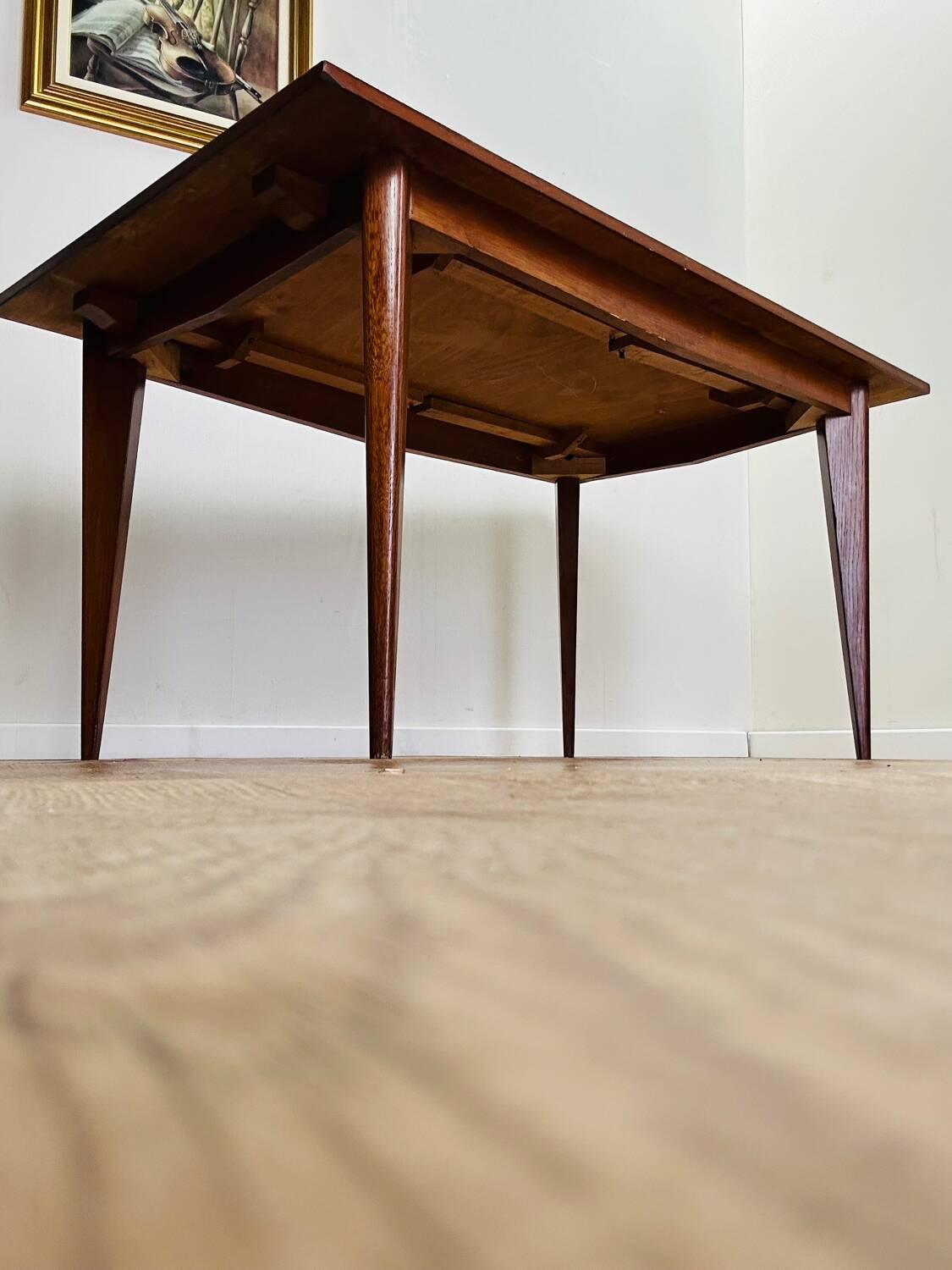 Extendable wooden table