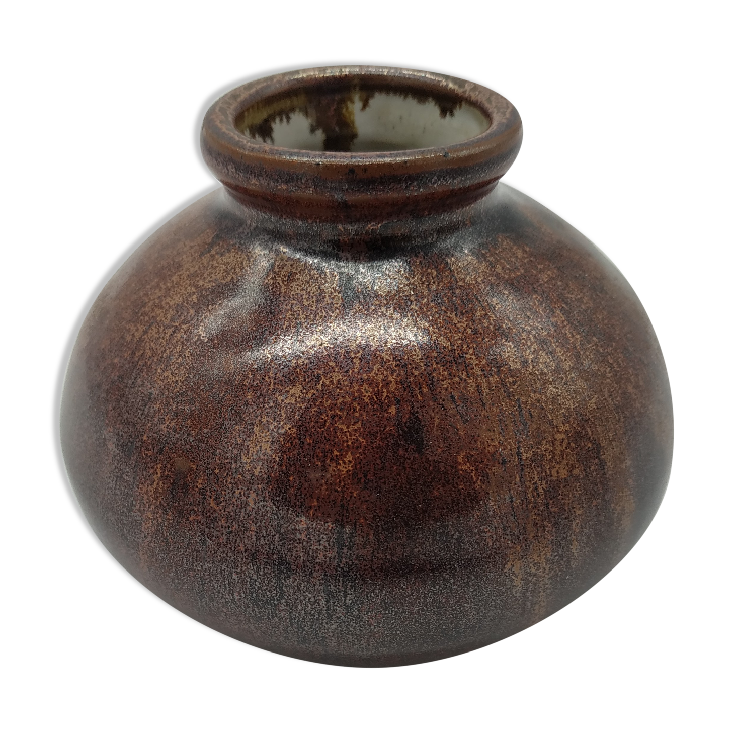 Copper vase with metallic reflections