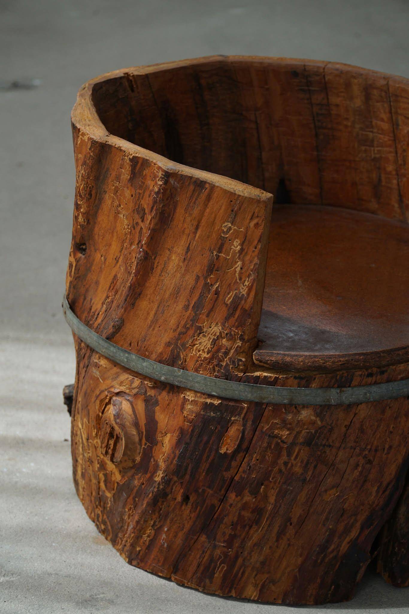 Primitive stump seat in pine, hand-carved, modern Swedish, Wabi Sabi, 1900s.