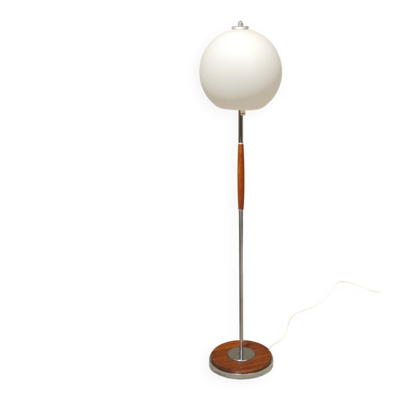 Lampadaire moderniste en teck métal chromé opaline, Tchécoslovaquie 60