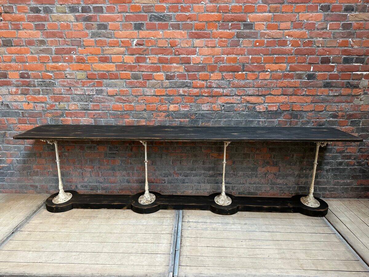 Decorative console table in cast iron and wood