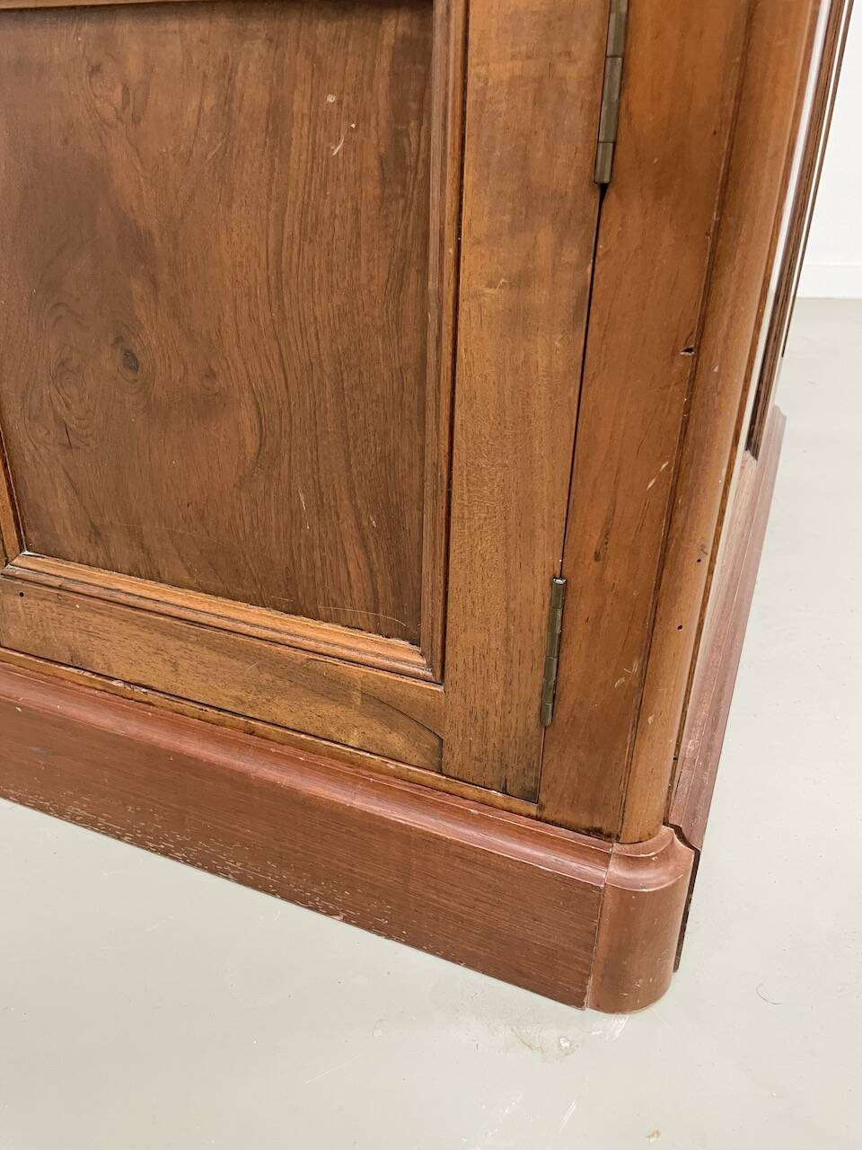 Comptoir ou bureau en noyer années 50