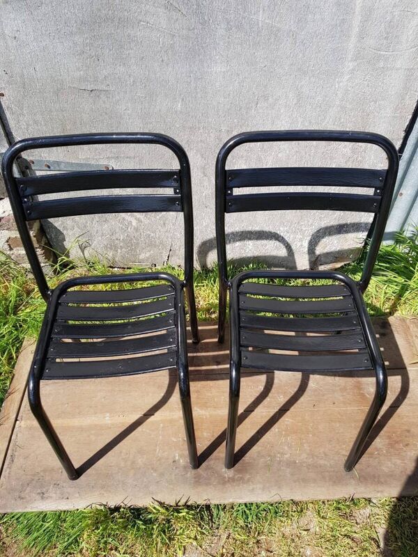 4 chaises tolix T2 en métal rouge et noir et table bistrot blanche vintage