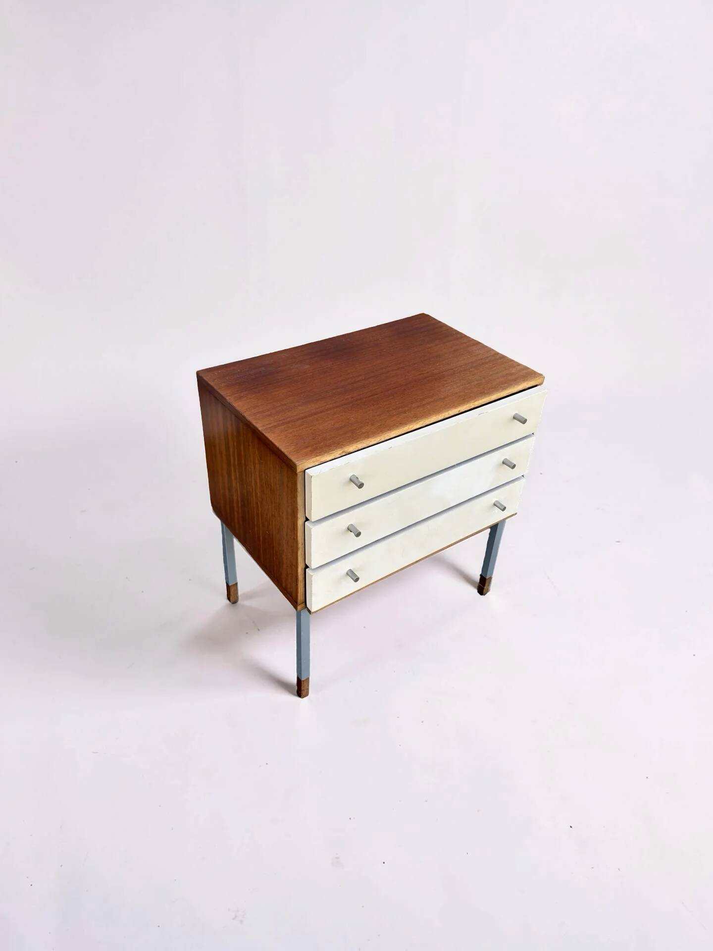 Small vintage drawer unit / bedside table with white drawers