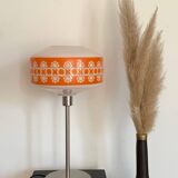 Lampe à poser avec un globe vintage orange en verre et un pied doré