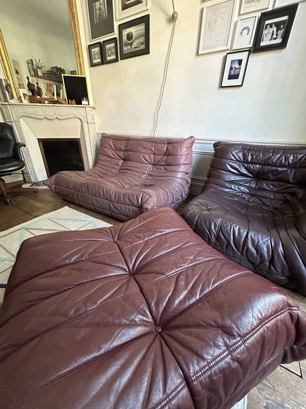 Ensemble Togo édition Ligne Roset vintage en cuir rose, prune et bordeaux