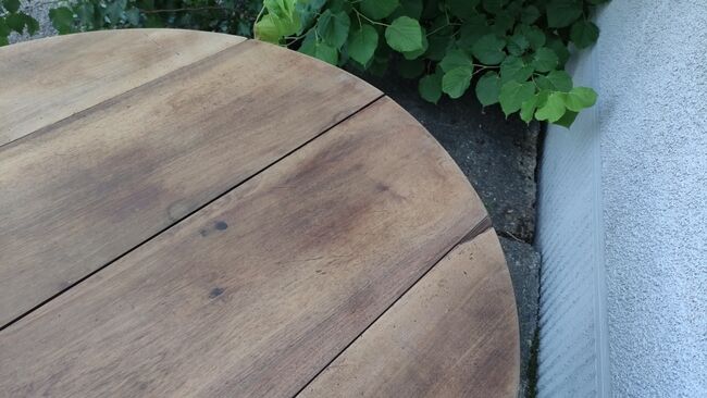 Folding low round table