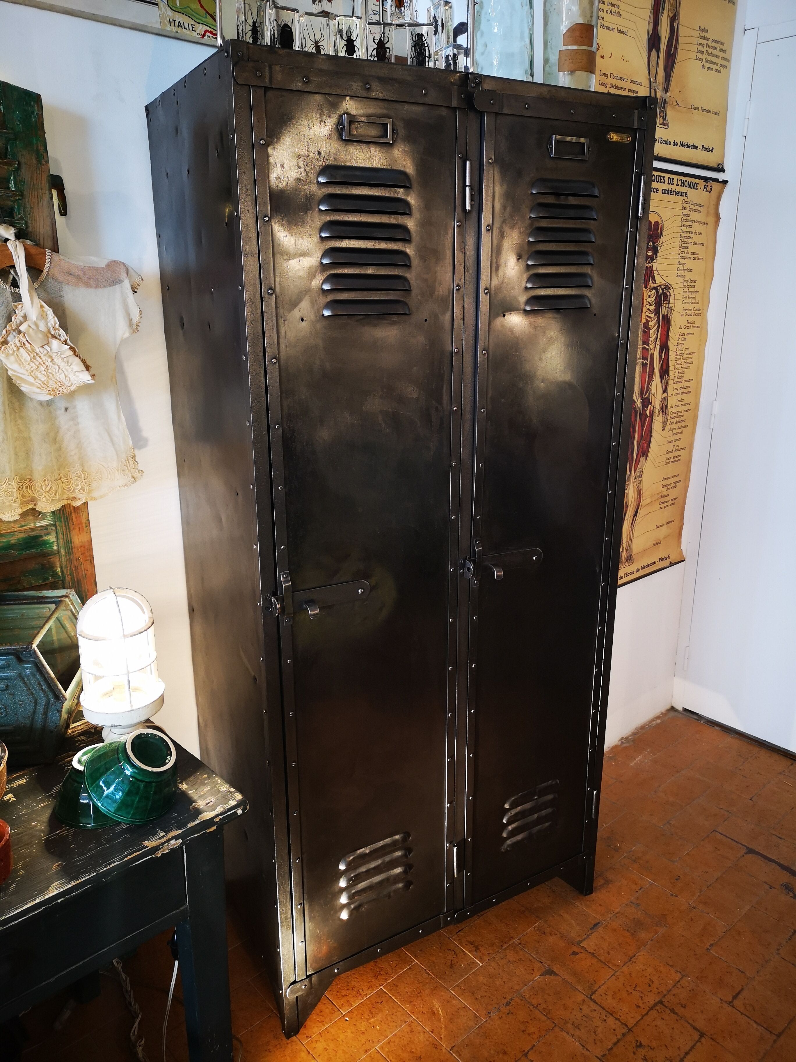 Industrial locker room, J. HOUDRY, 2 doors.