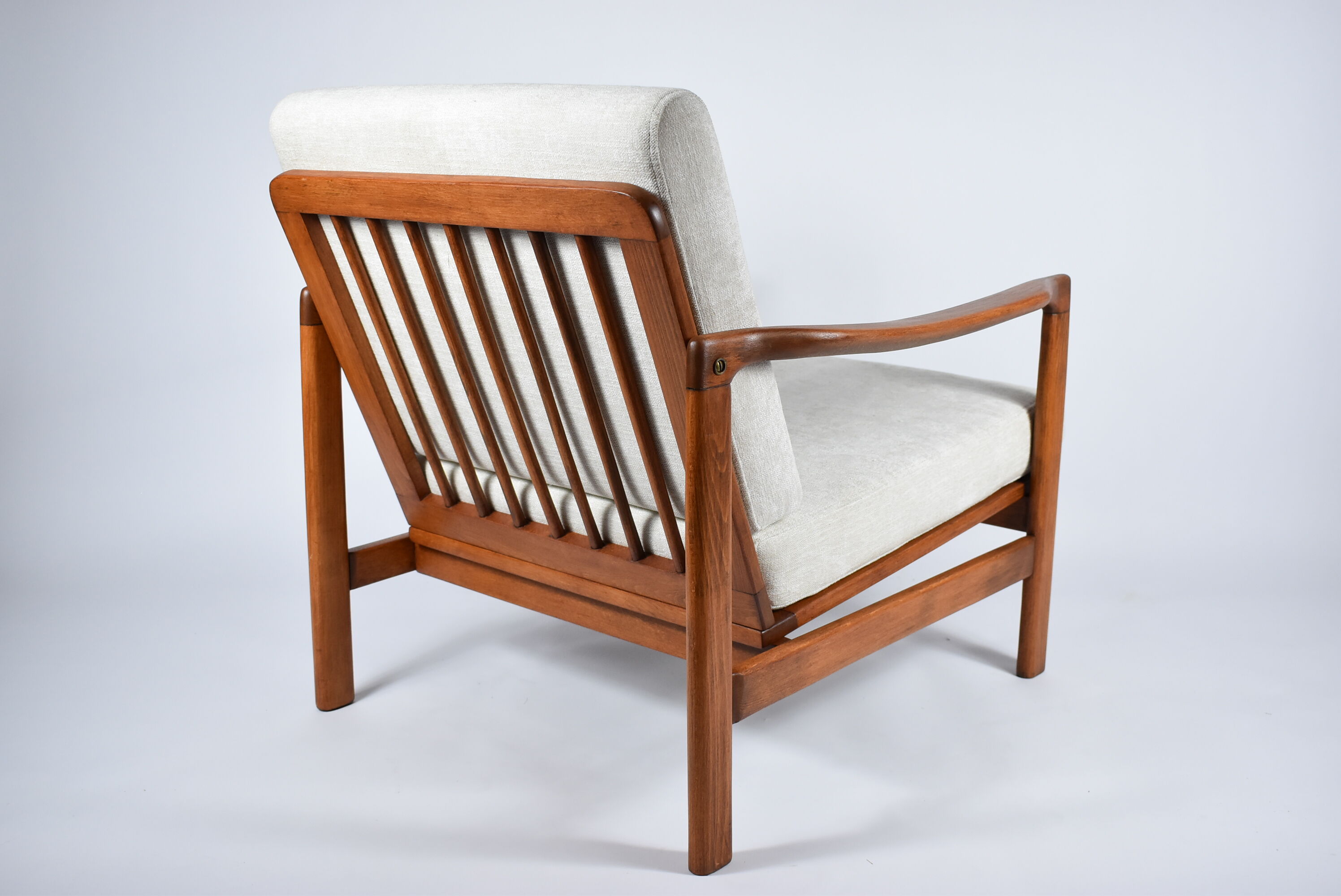 Fauteuil d’origine scandinave, entièrement restauré, rembourré, designer Z. Baczyk, années 60, beige