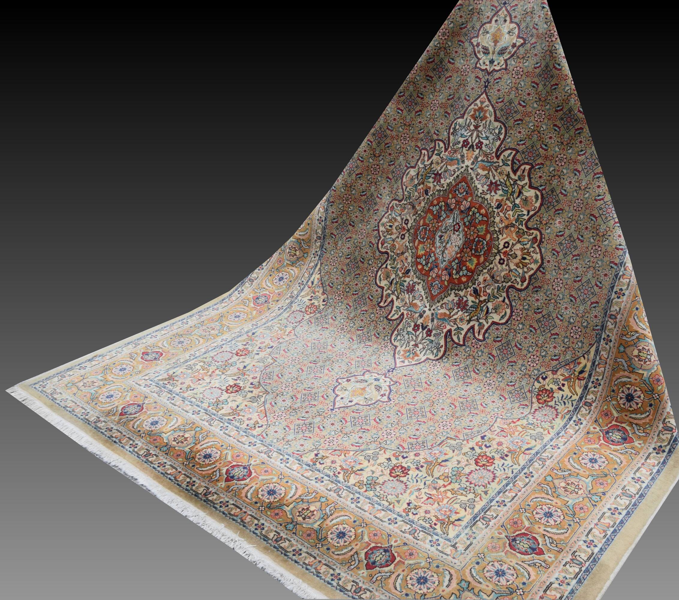Oriental carpet tabriz iran: 2.08 x 3.08 metres in wool