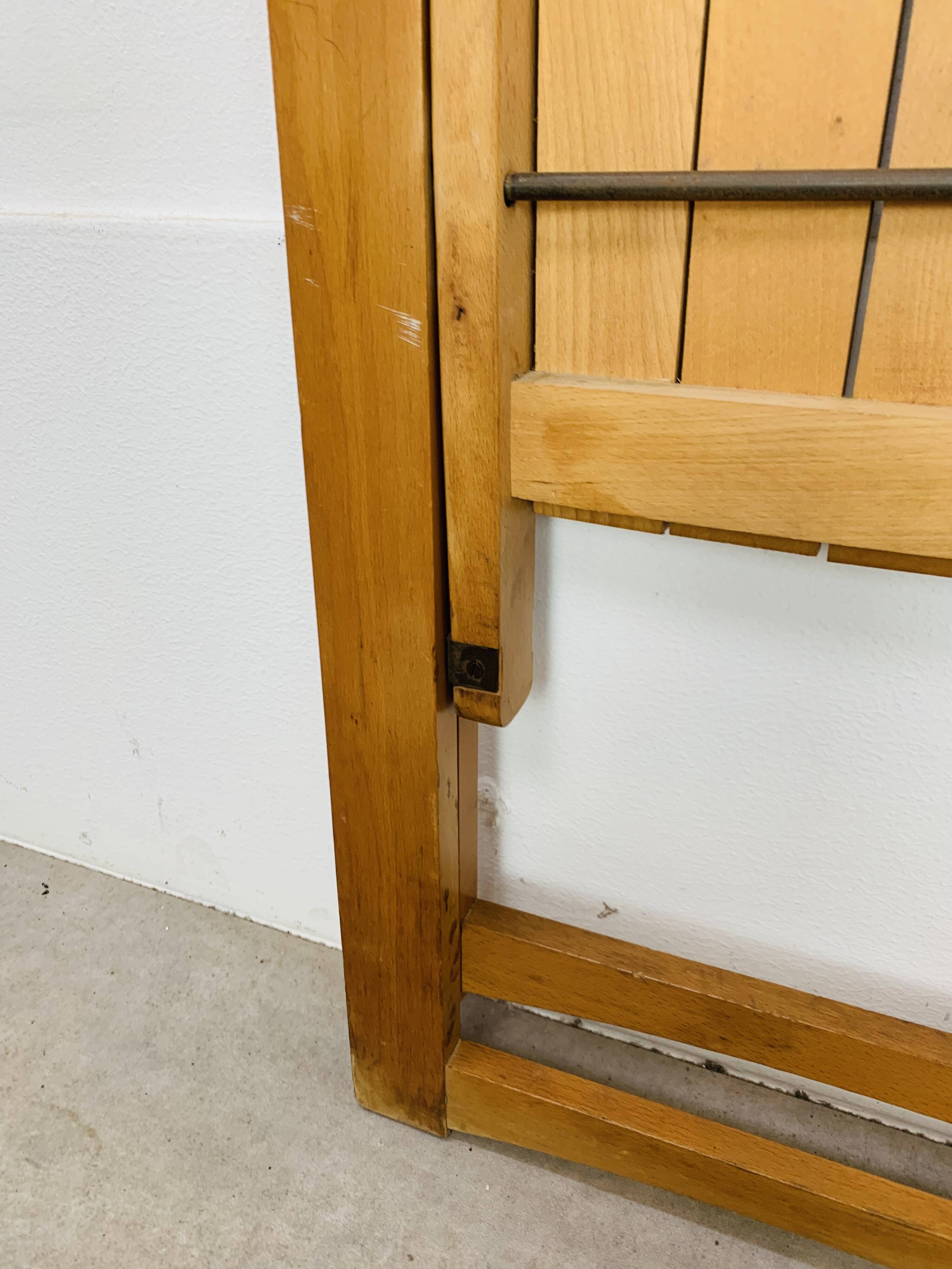 Paire de chaises pliantes par Aldo Jacober, bois, années 60
