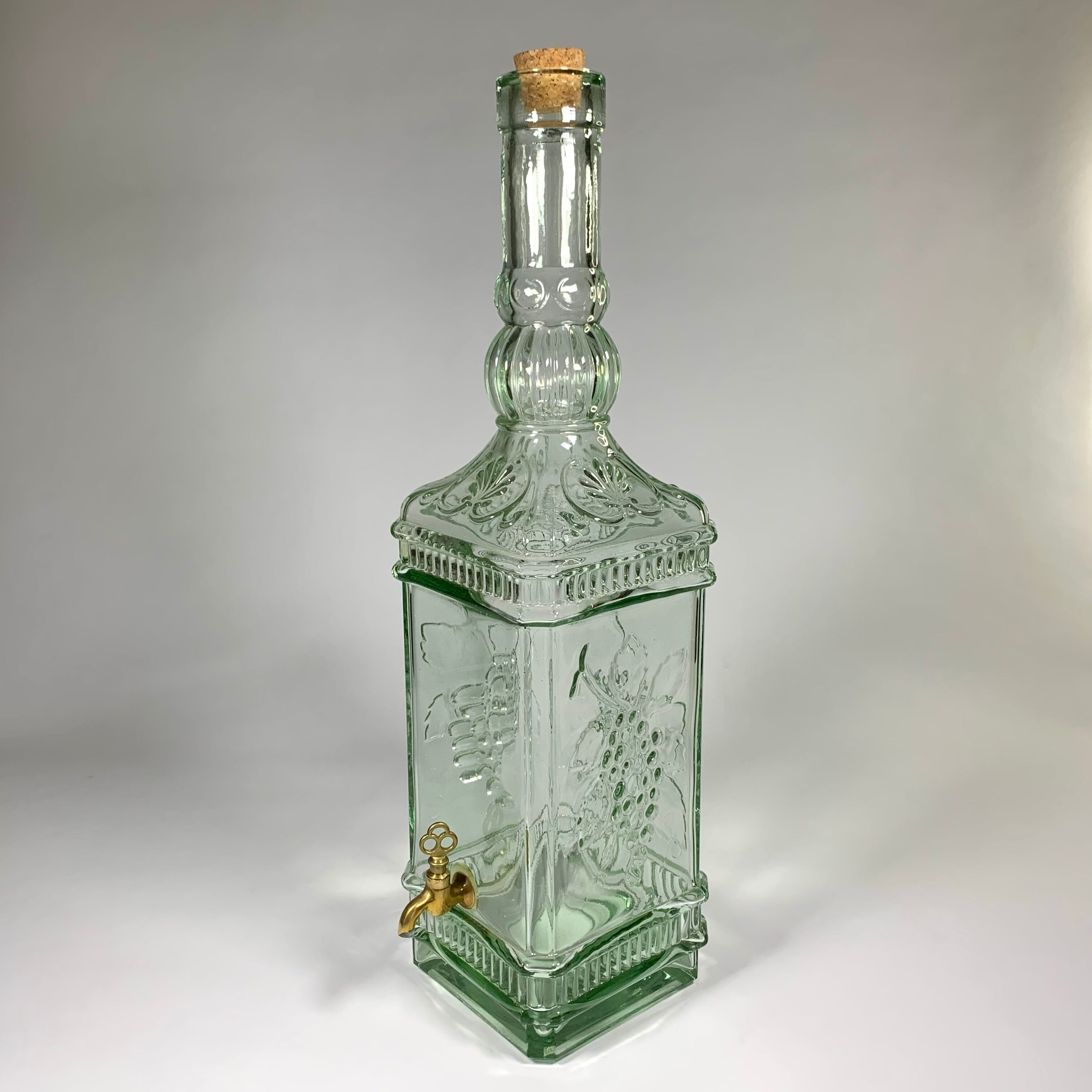 Quadrangular glass fountain and brass tap