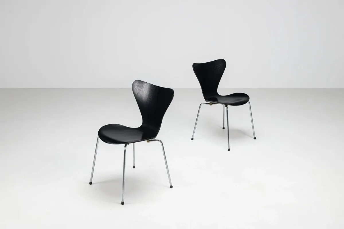 Arne Jacobsen set of eight 3107 Butterfly dining chairs Fritz Hansen Denmark 1967