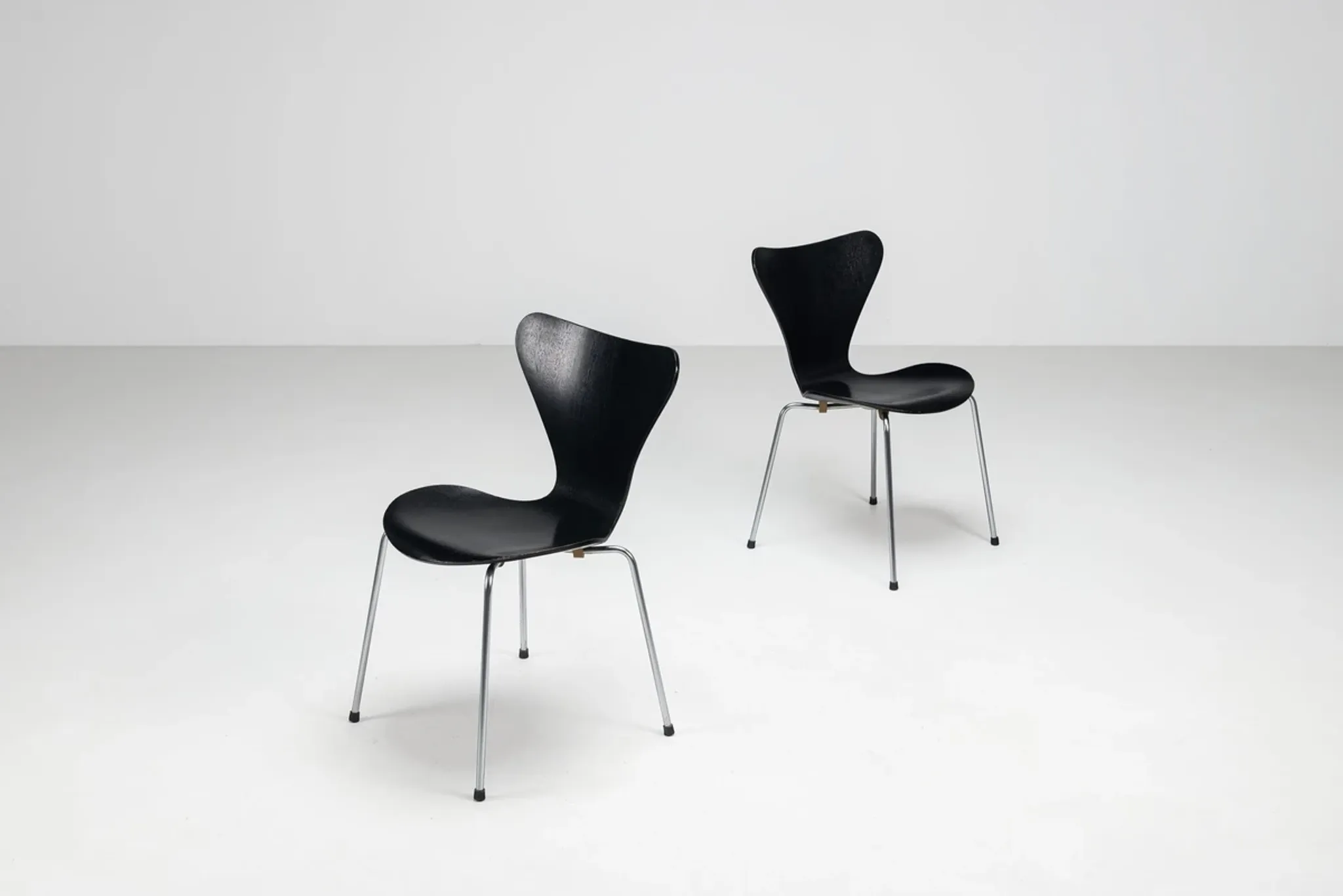 Arne Jacobsen set of eight 3107 Butterfly dining chairs Fritz Hansen Denmark 1967