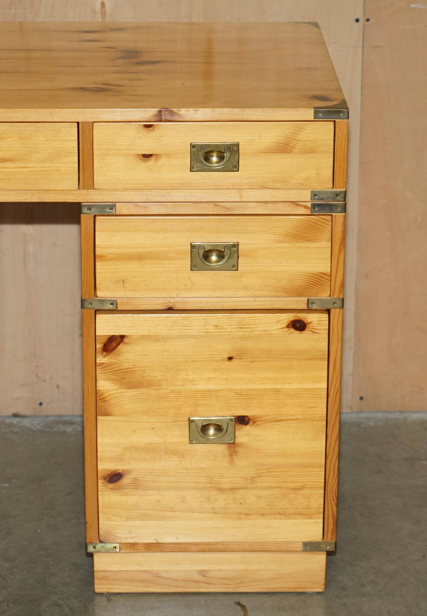 Bureau jumeau à deux caissons de campagne militaire en pin fait main, vintage 20e siècle