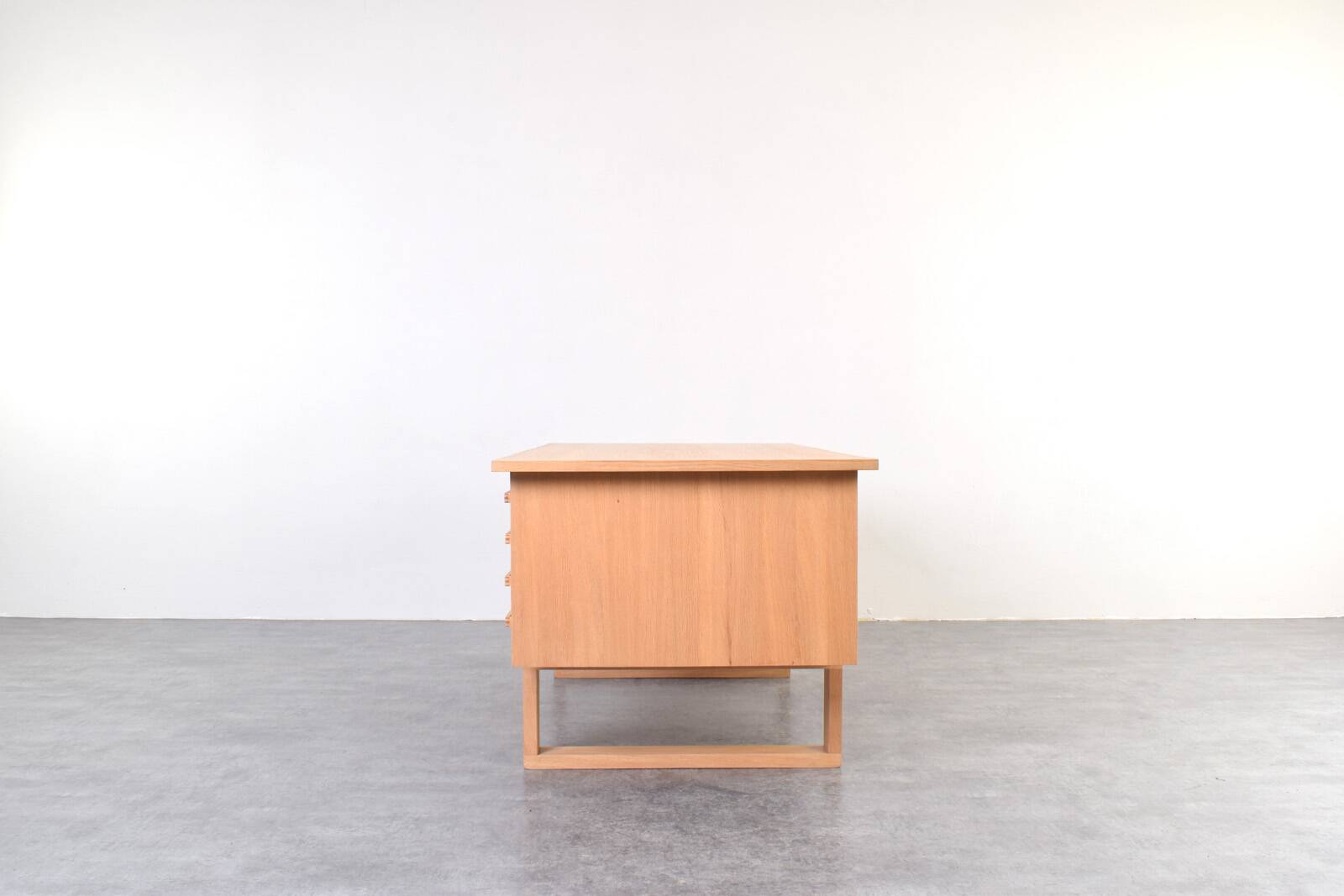 Mid-Century Oak Freestanding Desk by Torben Valeur & Henning Jensen for Dyr
