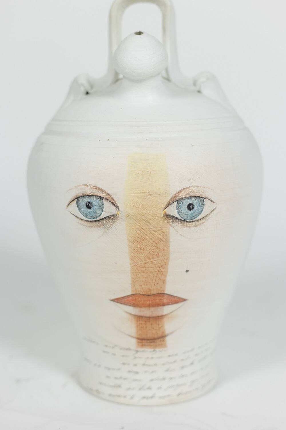 Vase en terre cuite peinte, travail contemporain