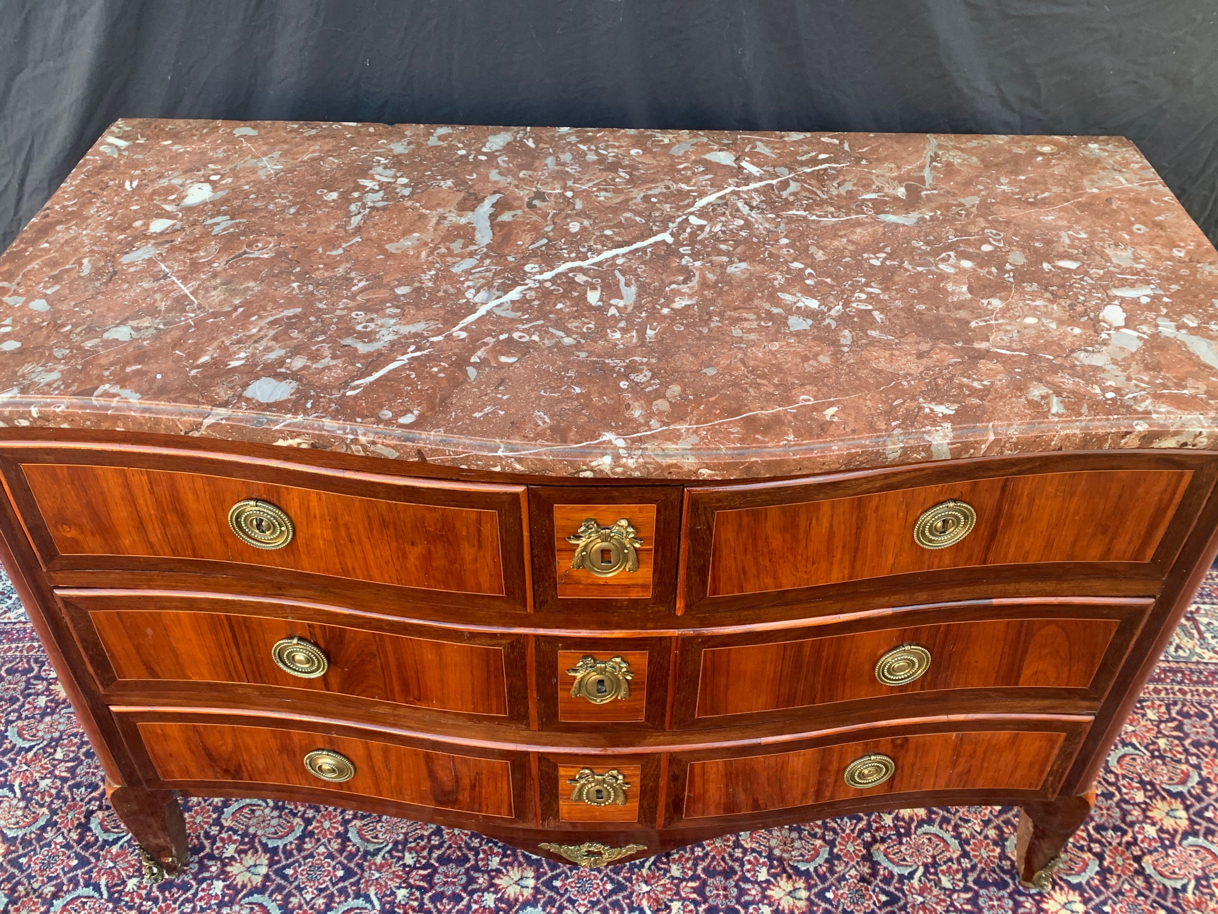 Commode galbée en marqueterie d’époque transition
