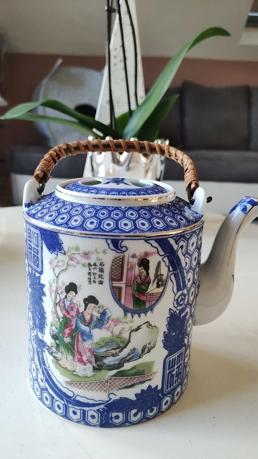 Théière japonaise en porcelaine fine, motifs Geishas, estampillé