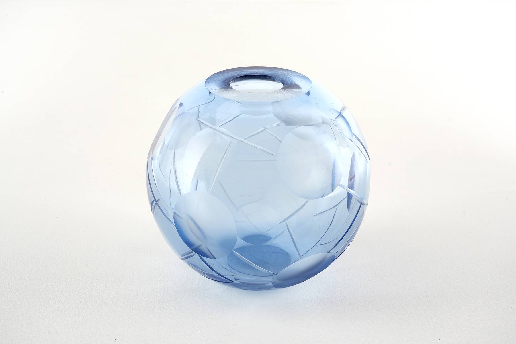 Art Deco vase by Vicke Lindstrand for Orrefors around 1930.