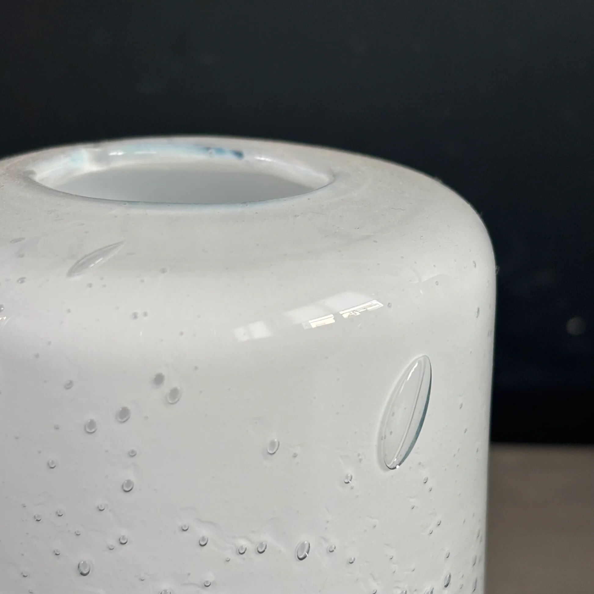 Bougeoir en verre moulé bullé blanc