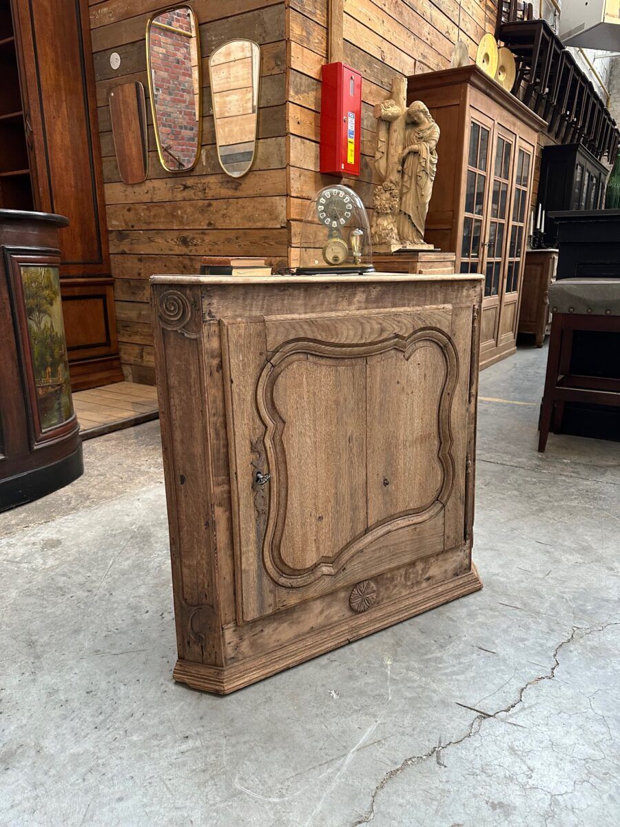 Corner cabinet in oak from the 18th century.