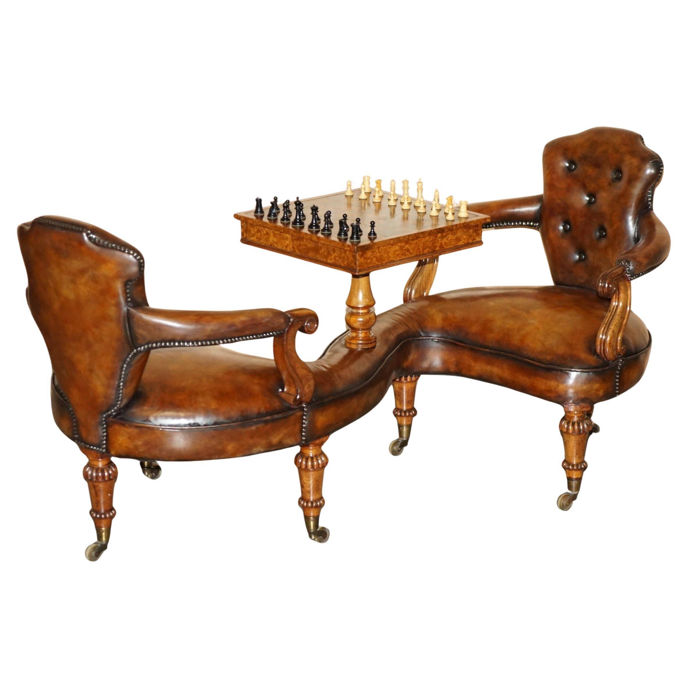Canapé Conversation Teta a Teta en cuir avec plateau d'échecs en noyer Burr, style High Victorian