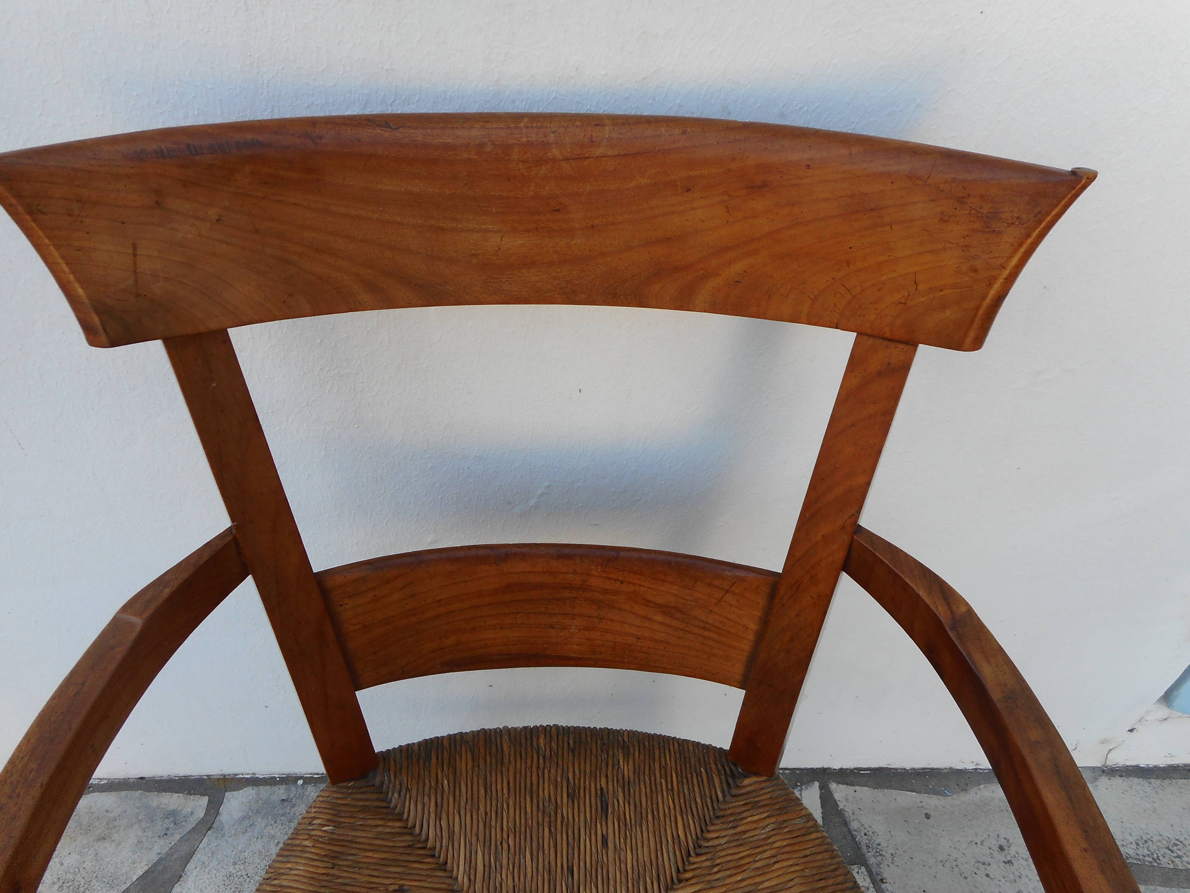 Antique armchair in wood and straw