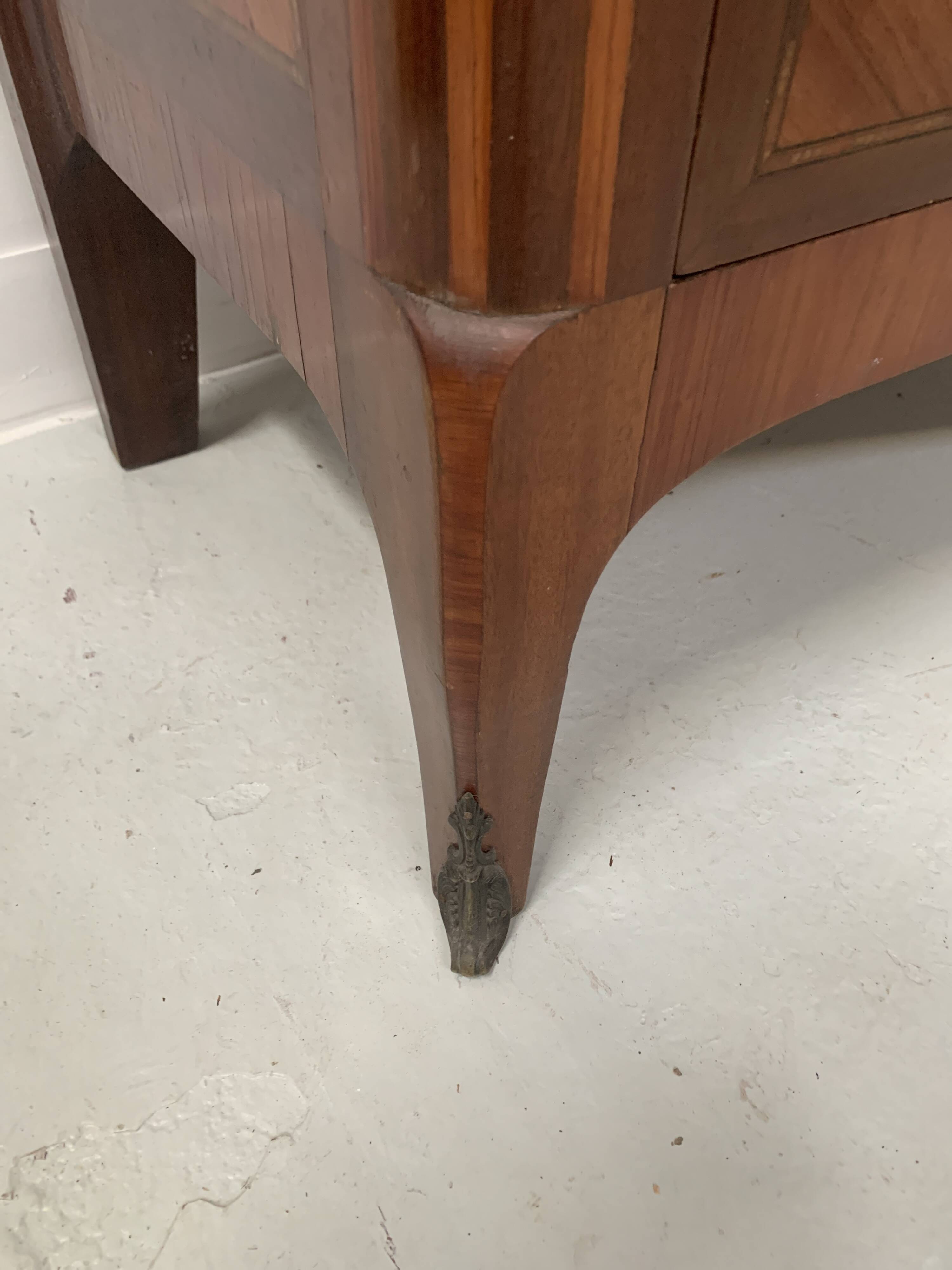 Transition style chest of drawers in mahogany and rosewood, 20th century