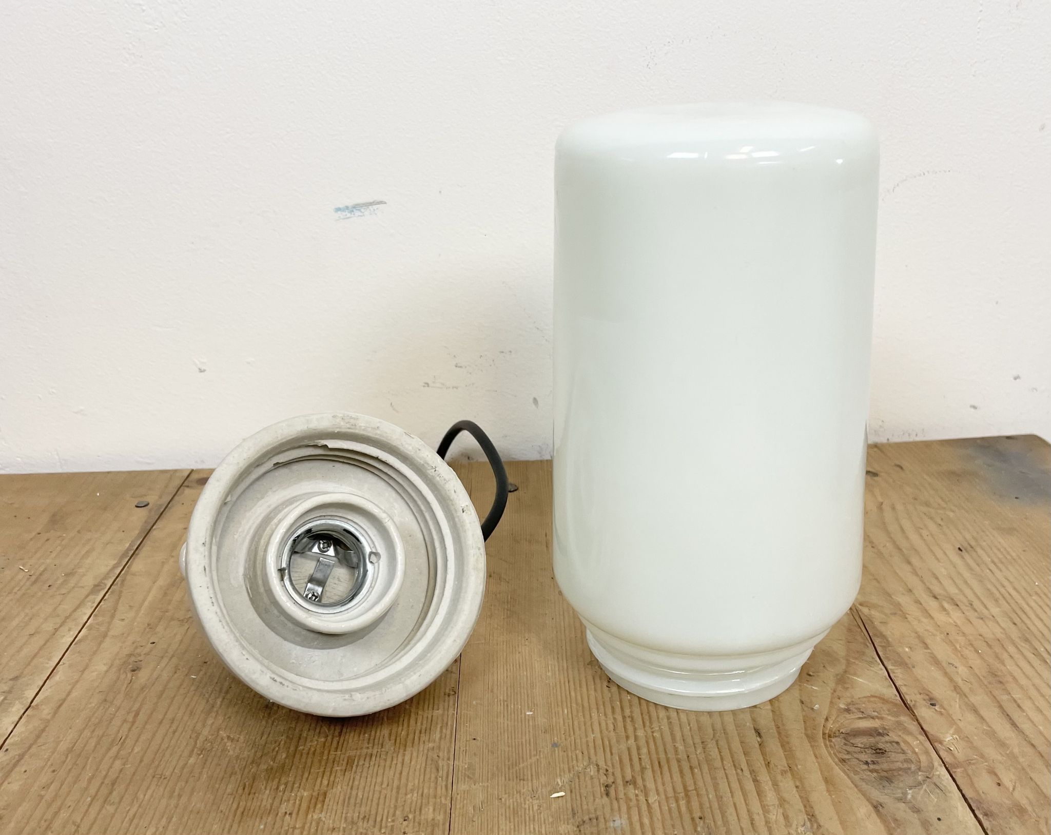 Suspension en porcelaine blanche industrielle avec verre opale, années 1970